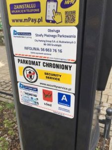 Parkomat z naklejką chroniony przez firmę ochroniarską łódź