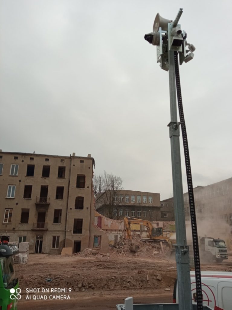 Mobilna wieża monitorująca na placu budowy 