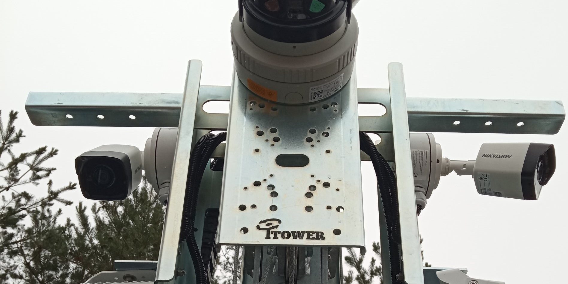 Mobilna-wieza-monitorujaca-z-kamerami Mobilna wieża monitorujaca plac budowy z kamerami