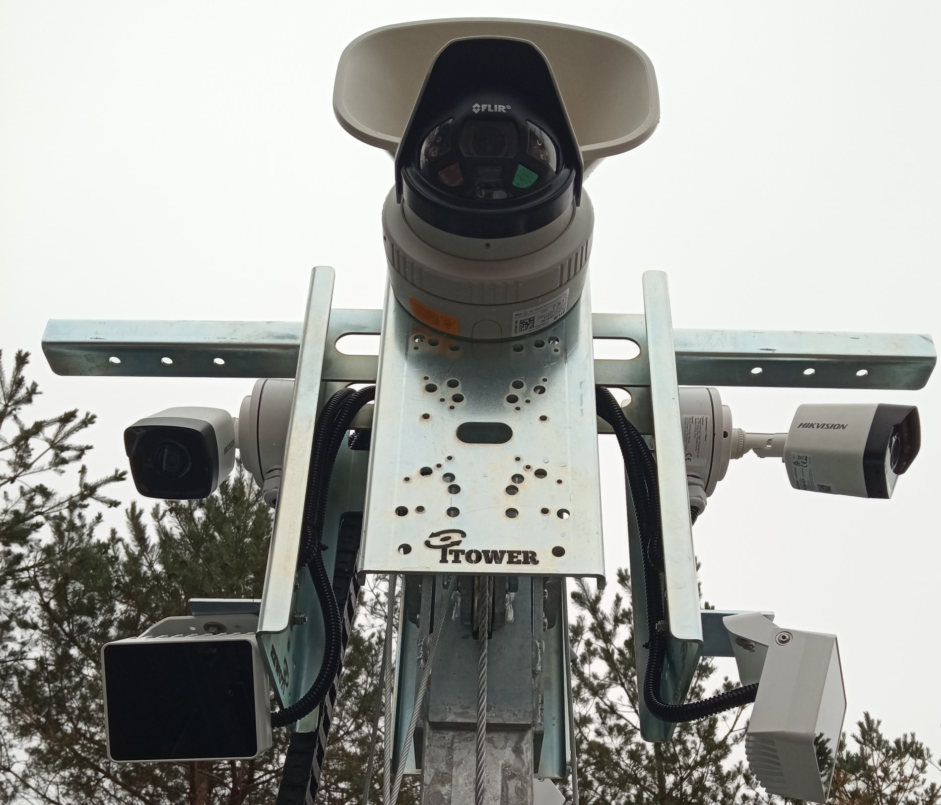 Mobilna-wieza-monitorujaca-z-kamerami Mobilna wieża monitorujaca plac budowy z kamerami